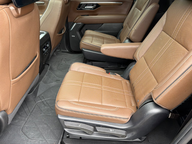 Used 2025 Chevrolet Suburban High Country AWD/4WD image 24
