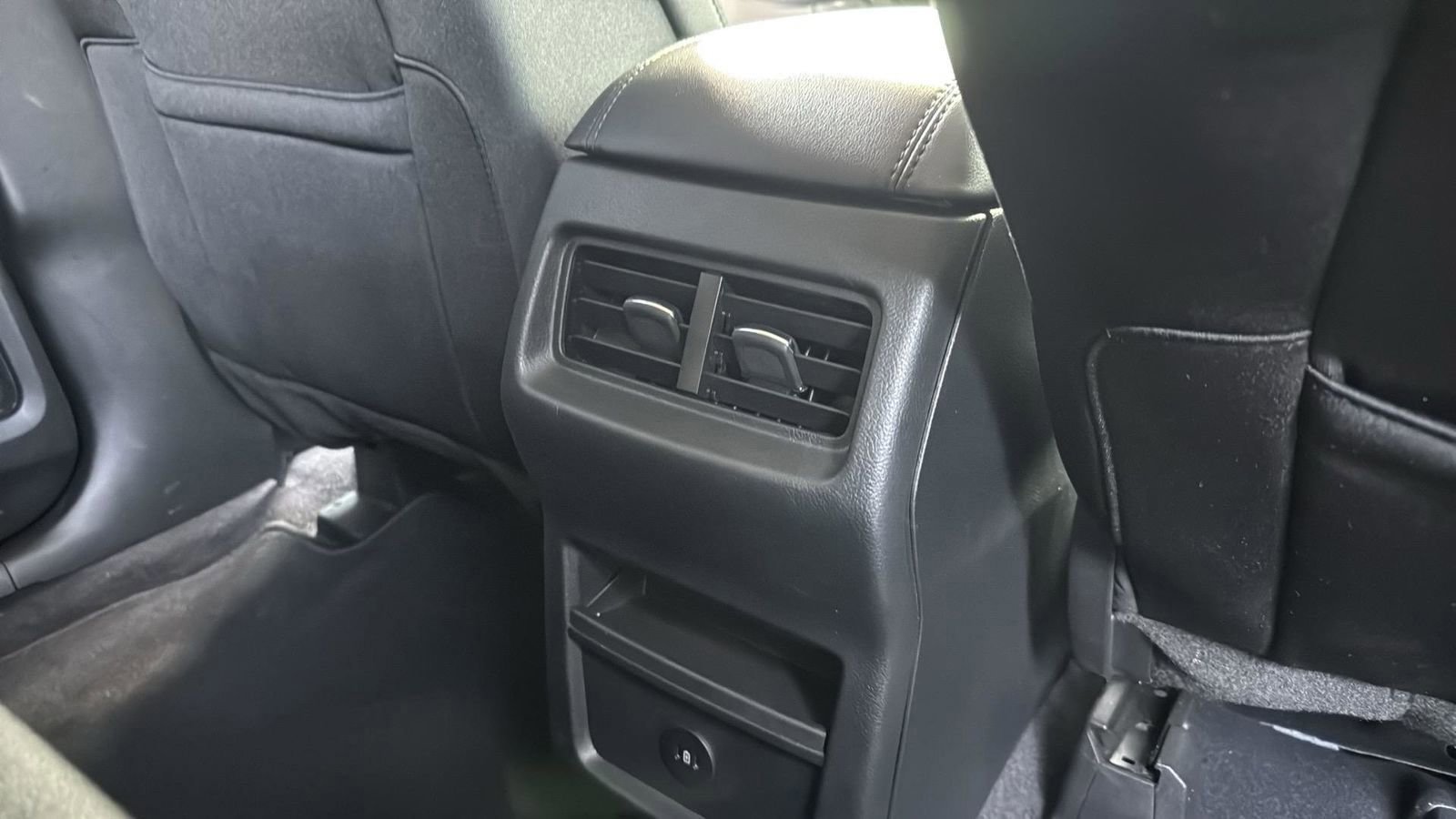 Certified 2024 Ford Edge SE w/ Black Appearance Package image 26