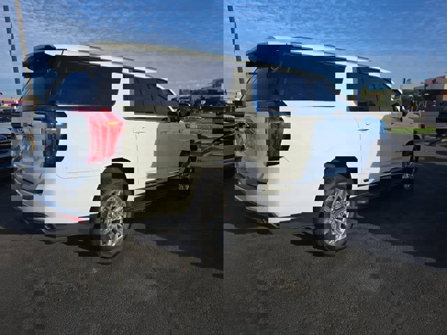 Used 2023 GMC Yukon XL SLT w/ SLT Luxury Package image 14