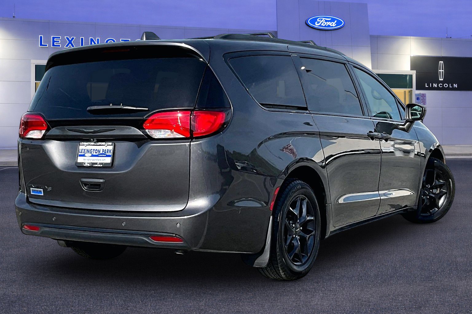 Used 2019 Chrysler Pacifica Touring-L Plus w/ Advanced Safetytec Group FWD image 5