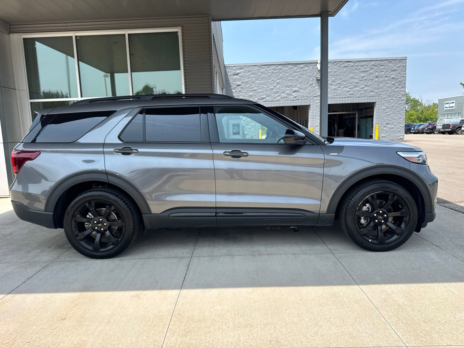 Certified 2024 Ford Explorer ST-Line w/ Class IV Trailer Tow Package AWD/4WD image 9