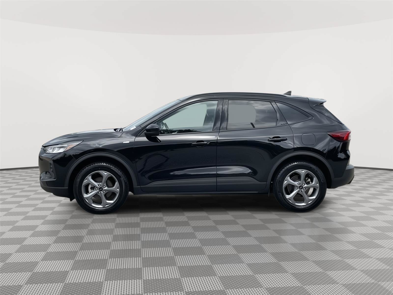Certified 2025 Ford Escape ST-Line Select AWD/4WD image 2