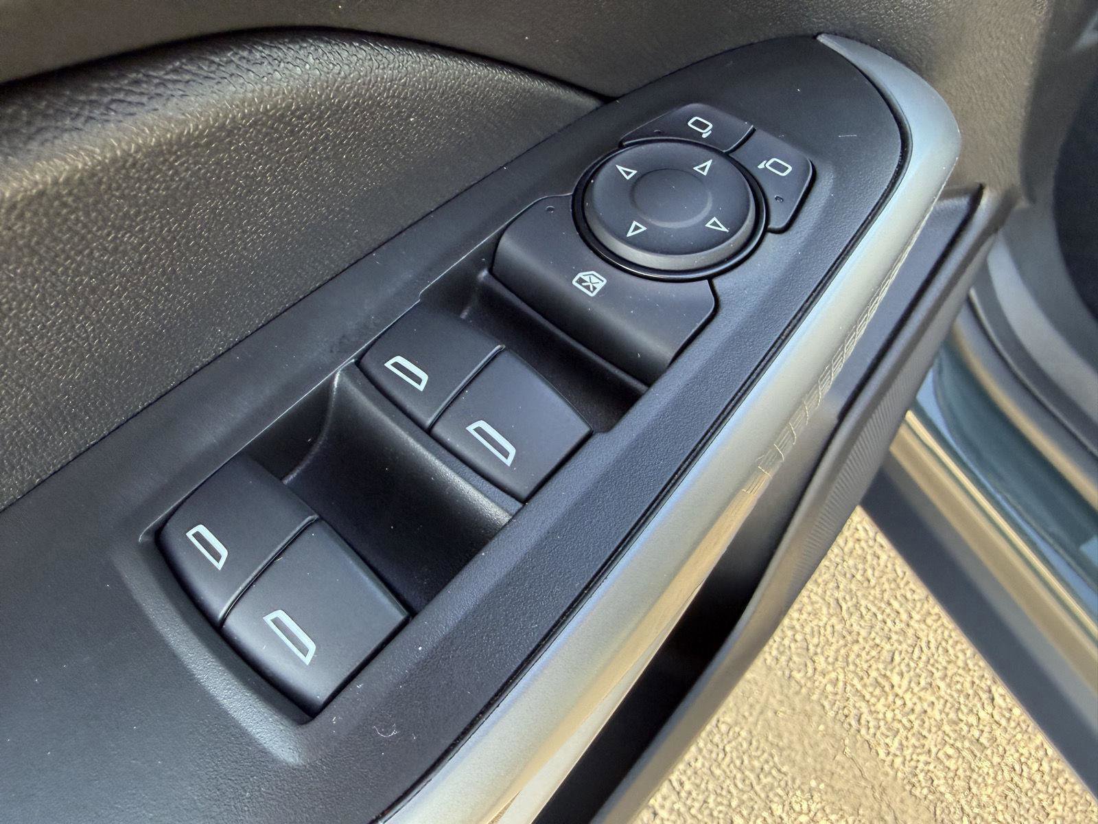 Used 2025 Chevrolet Trax LS w/ LS Convenience Package image 17