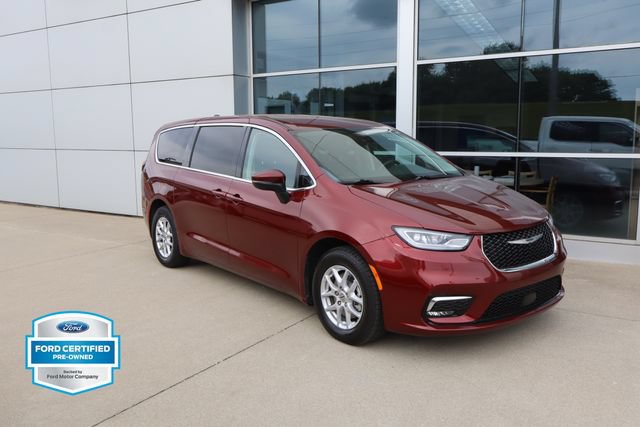 Used 2023 Chrysler Pacifica Touring-L FWD image 2
