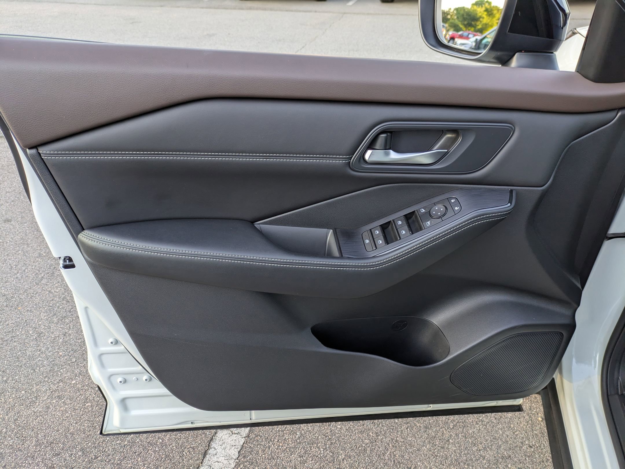 Used 2023 Nissan Rogue SV w/ SV Premium B Package FWD image 15