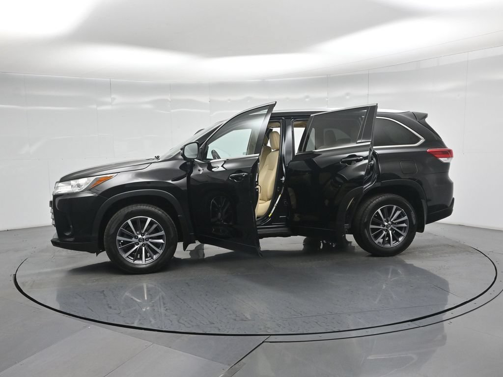 Used 2018 Toyota Highlander XLE AWD/4WD image 35