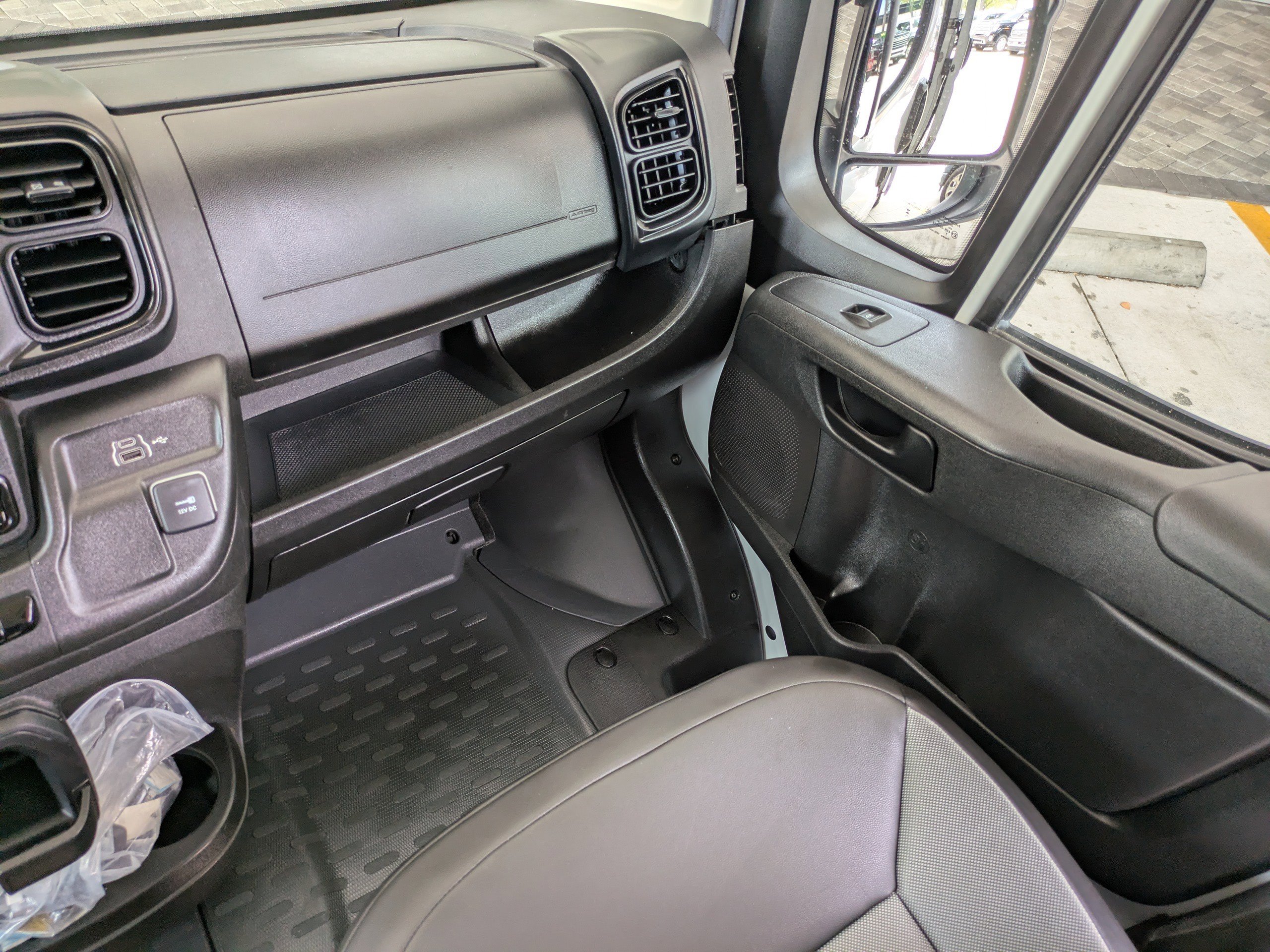 Used 2024 RAM ProMaster 2500 w/ Convenience Group FWD image 17
