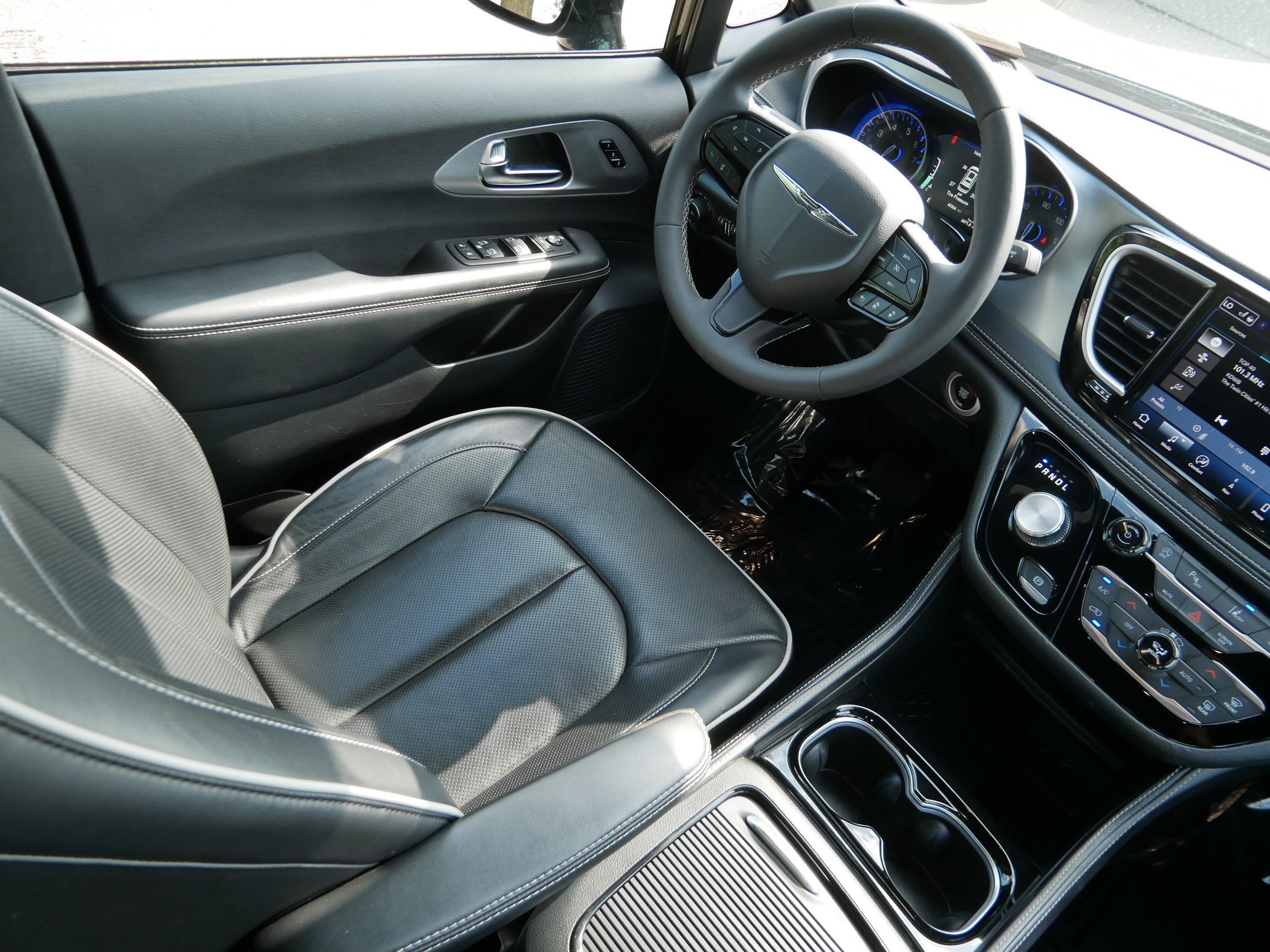 Used 2026 Chrysler Pacifica Limited w/ S Appearance Package FWD image 9