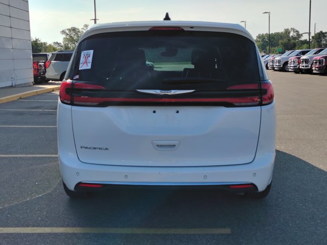 Used 2025 Chrysler Pacifica Select FWD image 5