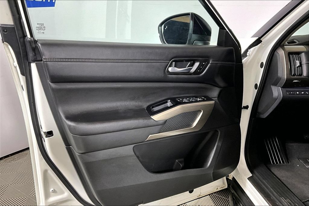 Used 2023 Nissan Pathfinder Platinum w/ Lighting Package (N93) FWD image 18