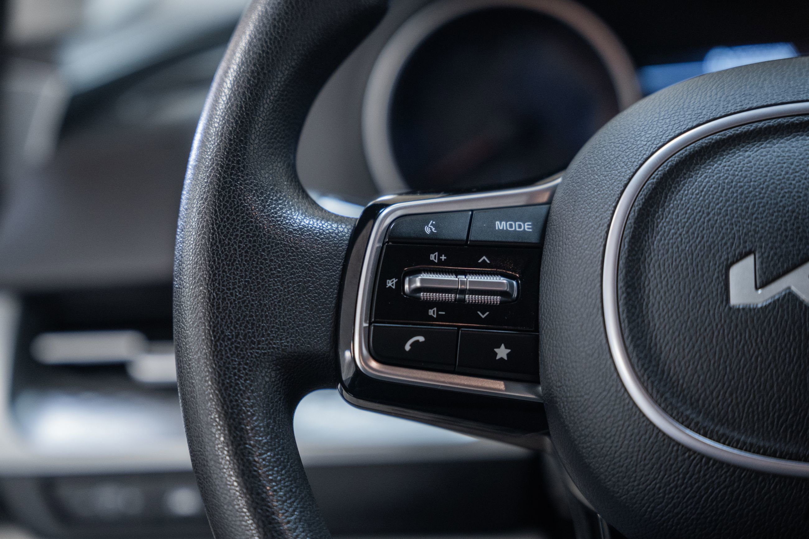 Used 2024 Kia Carnival LX image 31