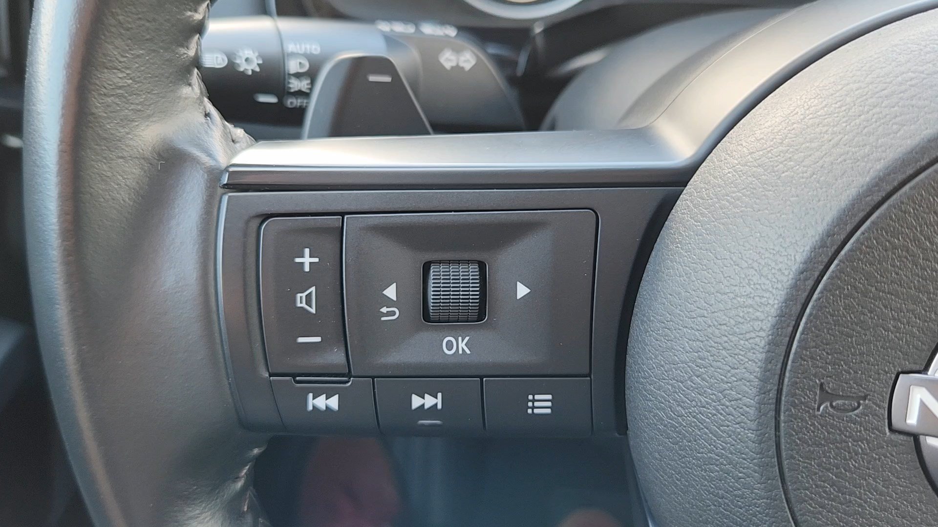 Used 2025 Nissan Pathfinder SV AWD/4WD image 12
