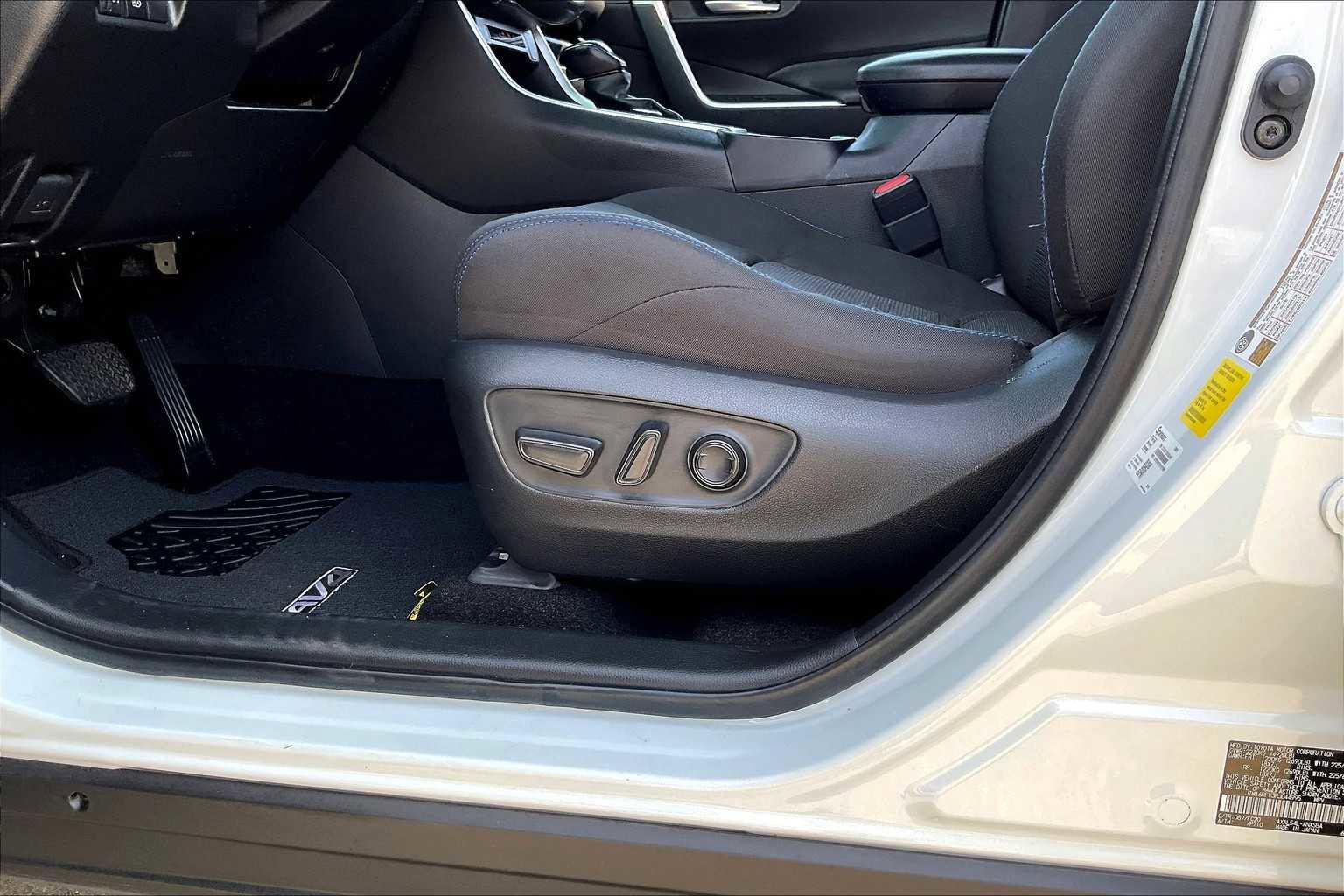 Used 2024 Toyota RAV4 SE image 25