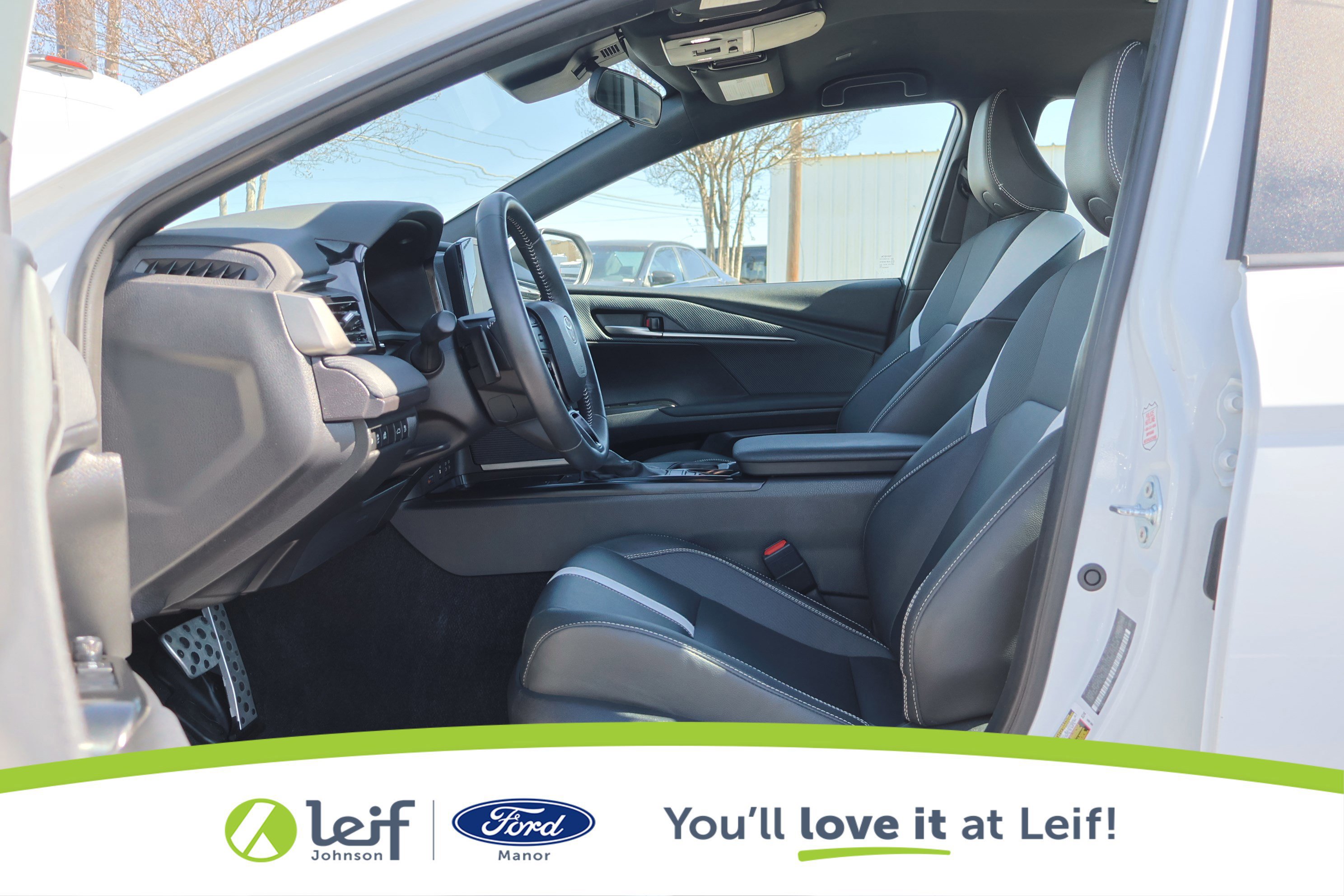 Used 2025 Toyota Camry SE image 11