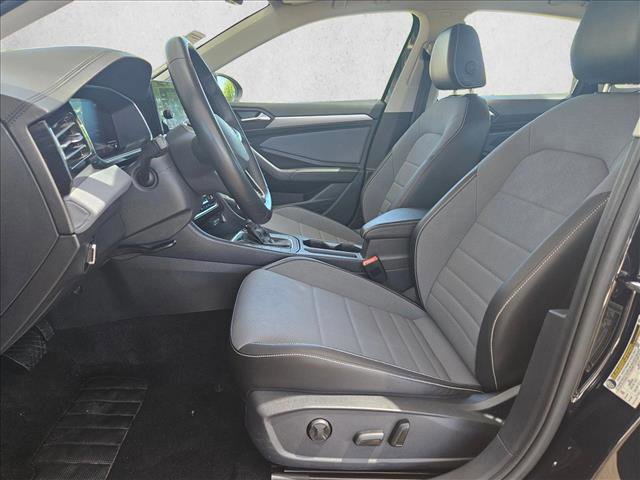 Used 2025 Volkswagen Jetta SE FWD image 15