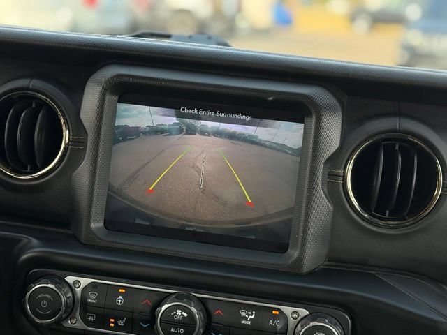 Used 2021 Jeep Wrangler Unlimited Sahara AWD/4WD image 4