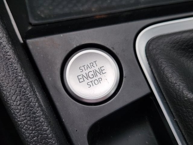 Used 2025 Volkswagen Jetta SE FWD image 19