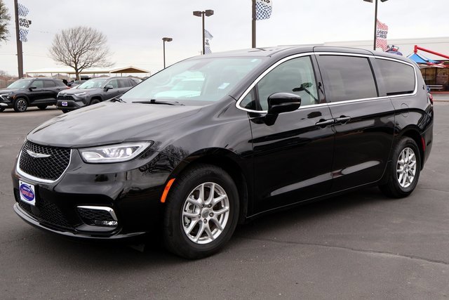 Used 2024 Chrysler Pacifica Touring-L image 8