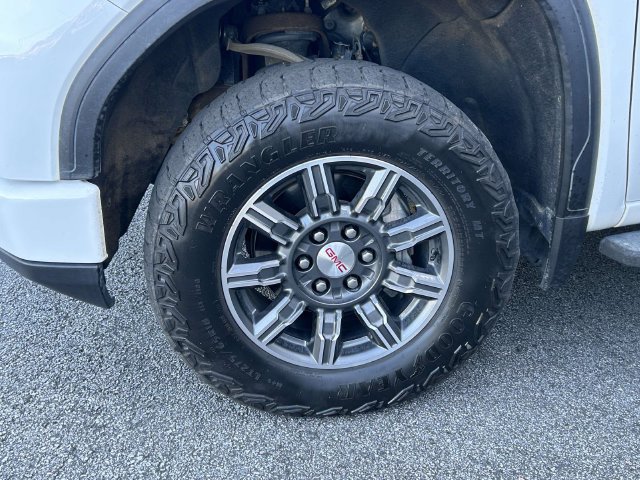 Used 2024 GMC Sierra 1500 AT4 w/ Technology Package AWD/4WD image 4