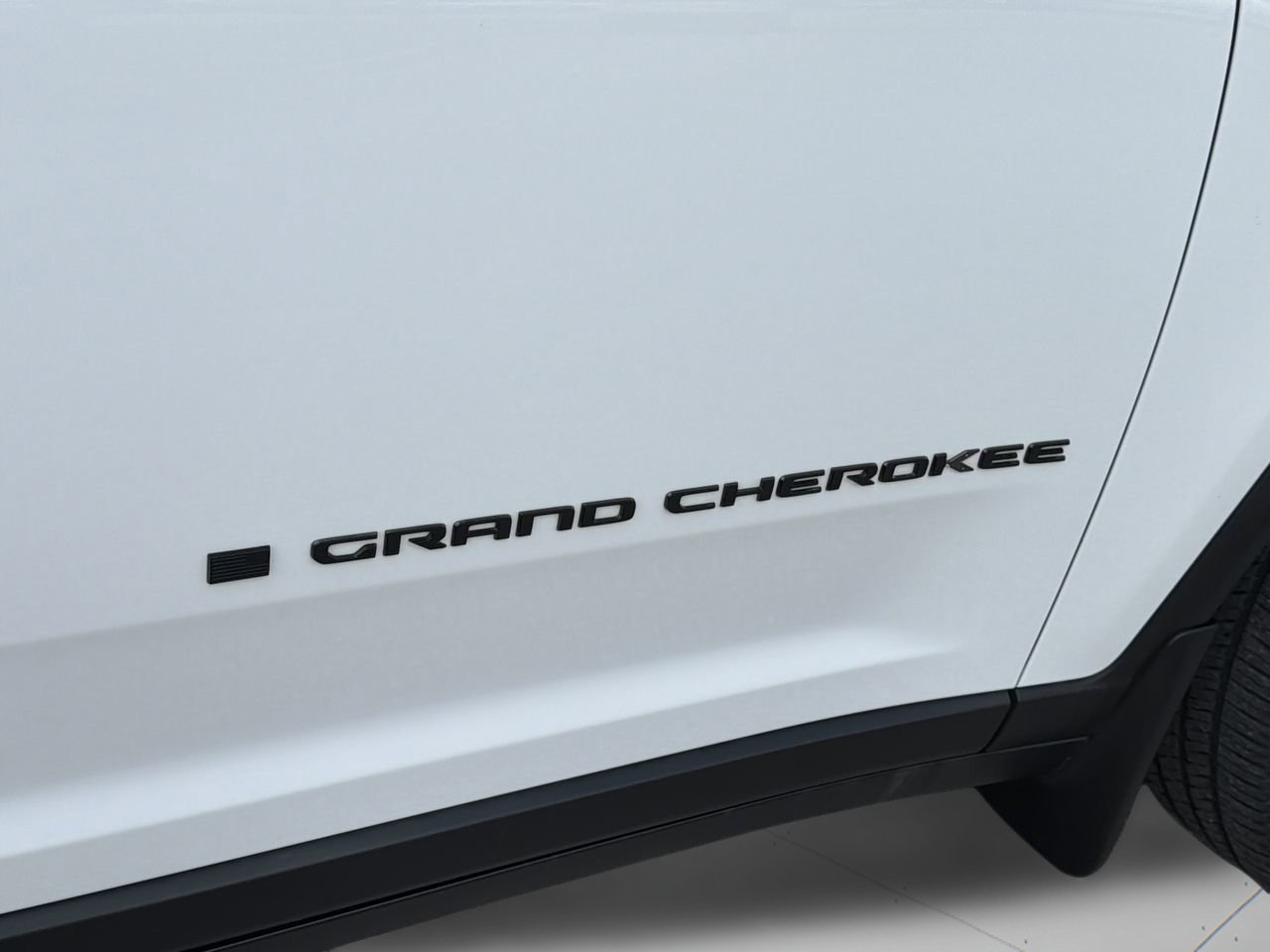 Used 2024 Jeep Grand Cherokee Altitude AWD/4WD image 9