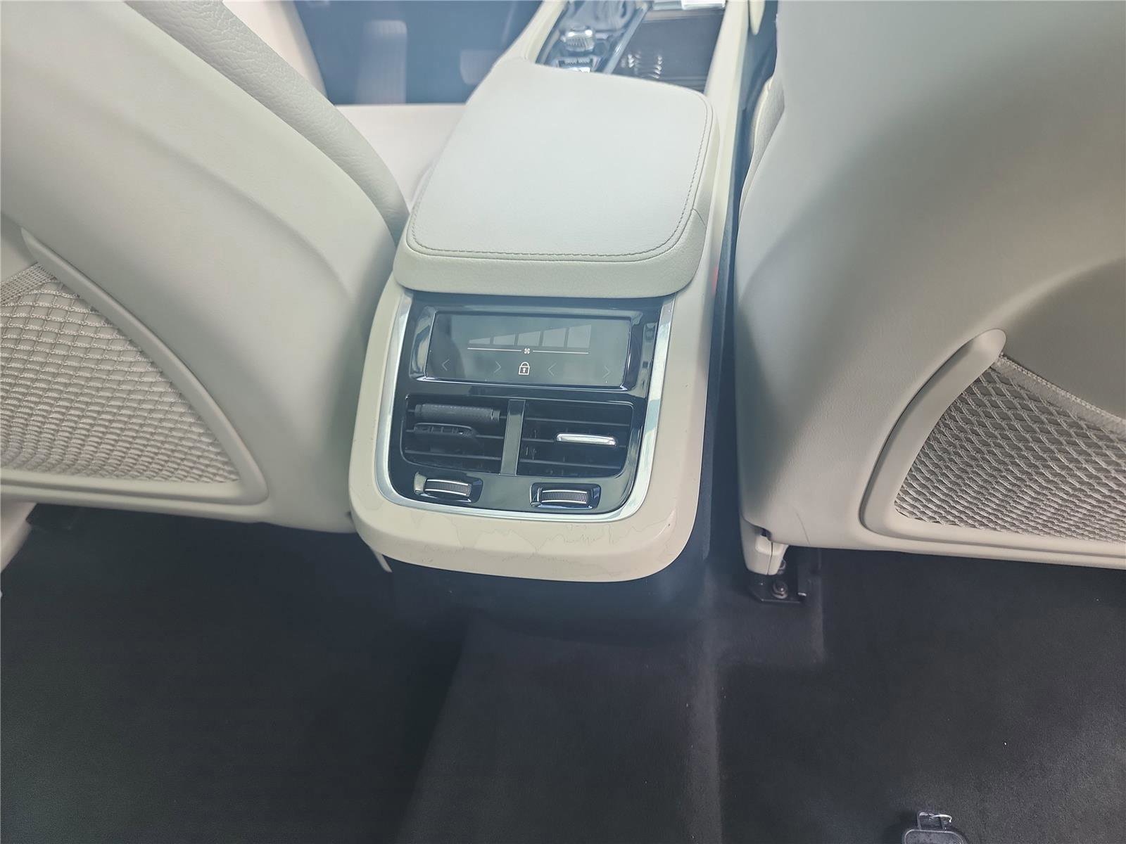 Used 2019 Volvo XC90 T5 Momentum image 25
