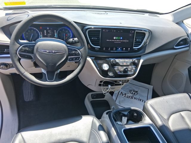 Used 2024 Chrysler Pacifica Touring-L FWD image 12