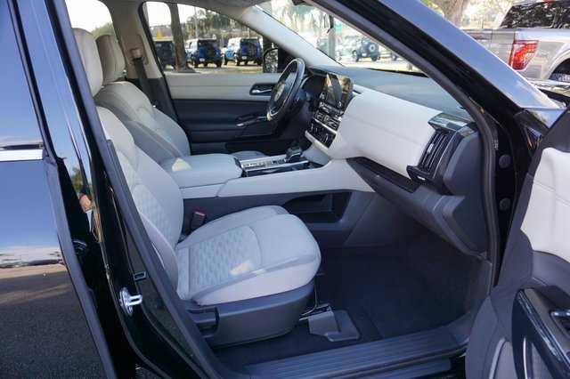 Used 2022 Nissan Pathfinder SV image 3