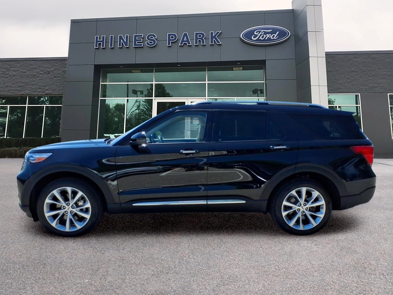 Certified 2023 Ford Explorer Platinum w/ Technology Package AWD/4WD image 4