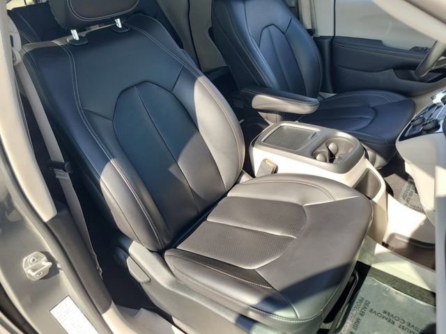 Used 2023 Chrysler Pacifica Touring-L image 22