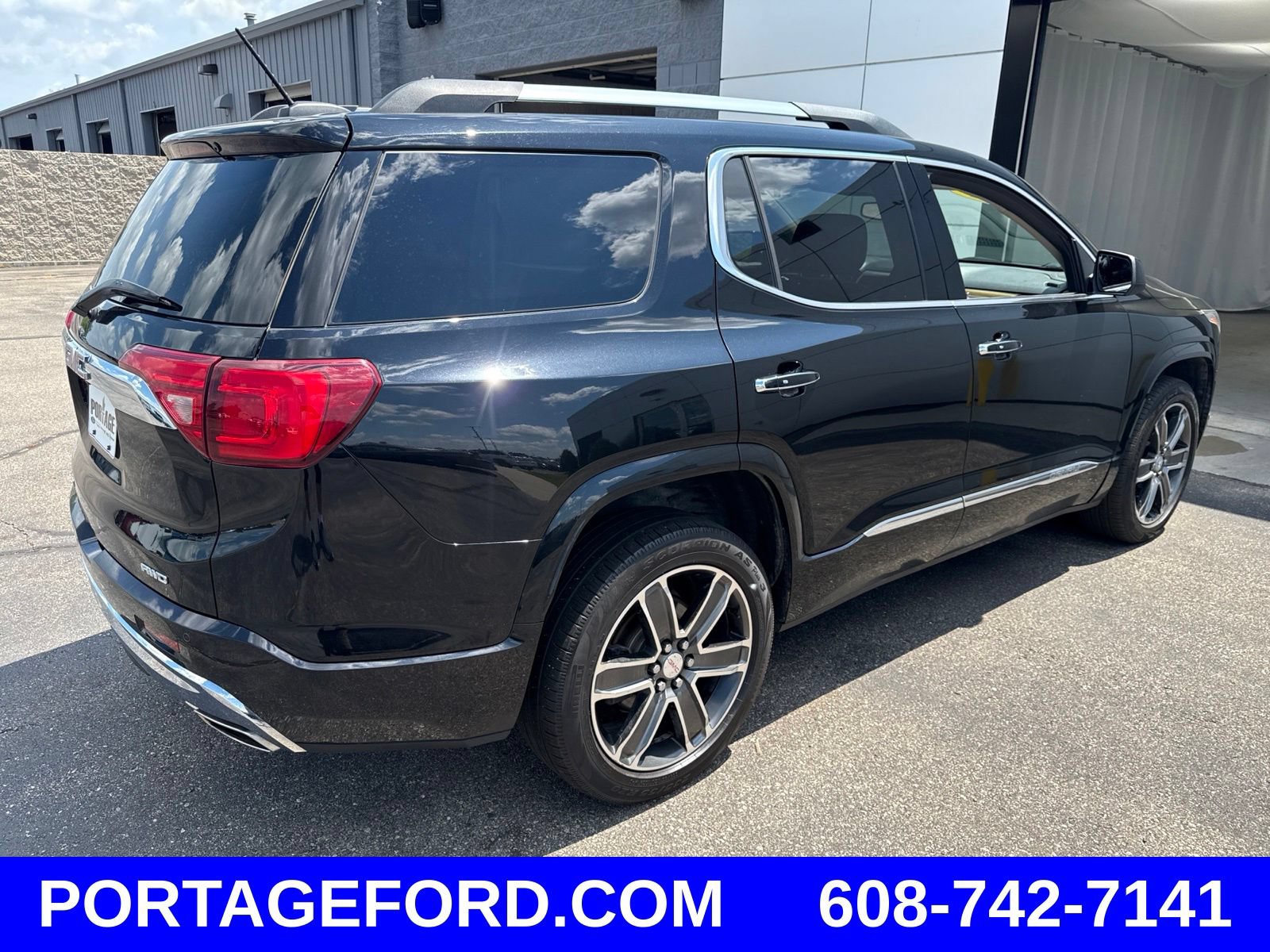 Used 2018 GMC Acadia Denali w/ Technology Package AWD/4WD image 2
