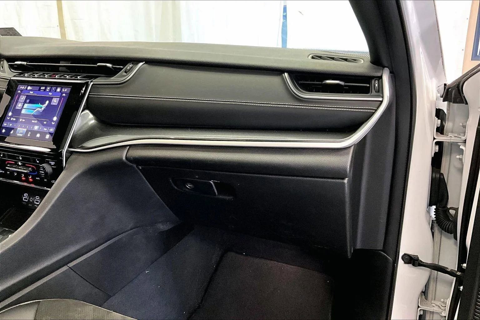 Used 2023 Jeep Grand Cherokee L Laredo image 15