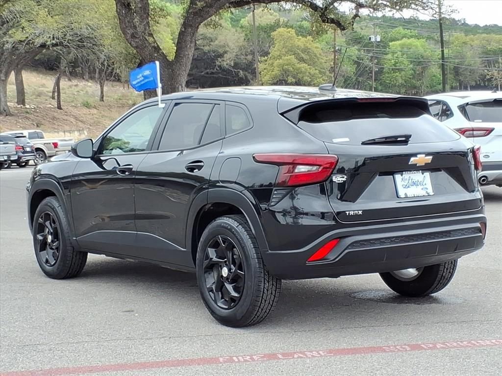 Used 2024 Chevrolet Trax LS w/ LS Convenience Package image 2