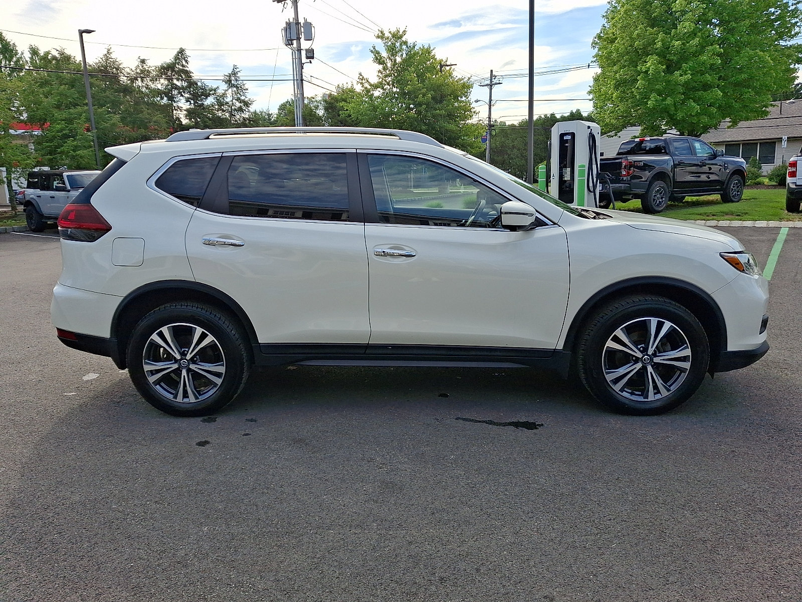 Used 2019 Nissan Rogue SV w/ Premium Package AWD/4WD image 4