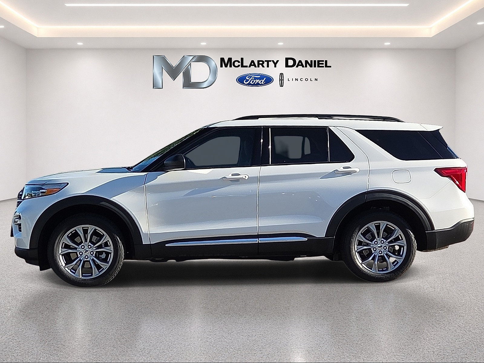 Certified 2022 Ford Explorer XLT w/ Equipment Group 202A AWD/4WD image 3