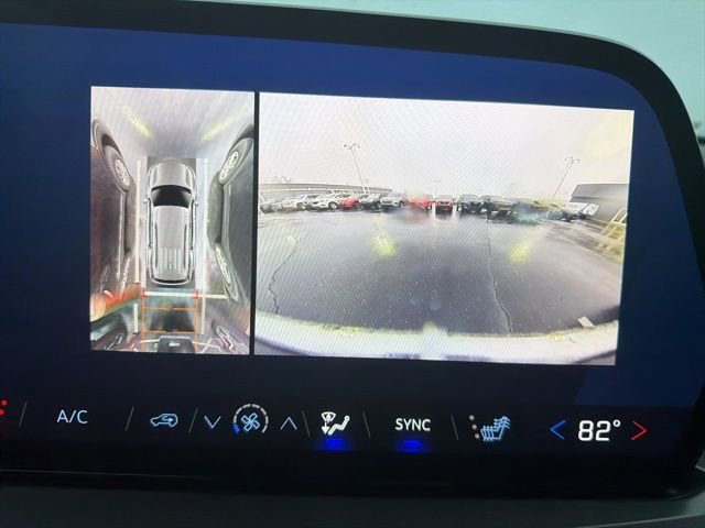 Used 2025 Chevrolet Traverse LT w/ Driver Confidence Package image 30