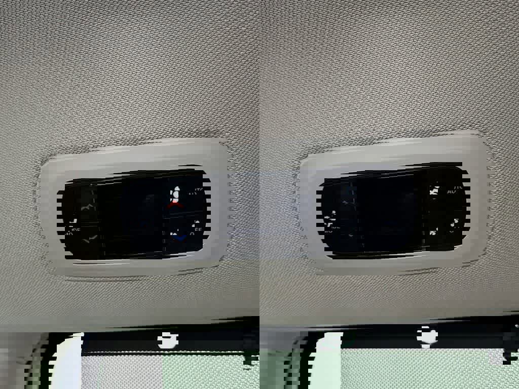 Used 2024 Chrysler Pacifica Touring-L image 16