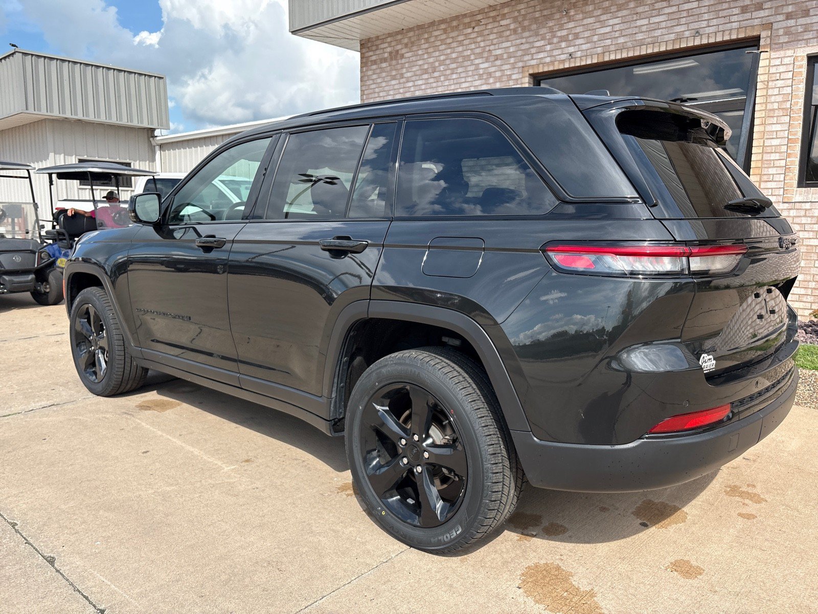 Used 2023 Jeep Grand Cherokee Limited w/ Luxury Tech Group II AWD/4WD image 11