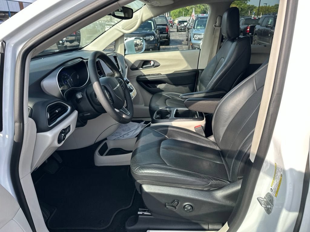 Used 2022 Chrysler Pacifica Touring-L FWD image 14