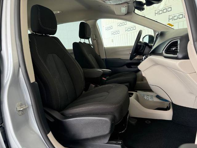 Used 2023 Chrysler Voyager LX FWD image 7
