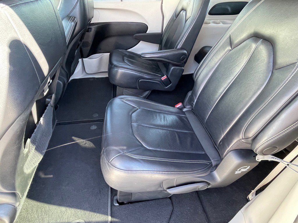 Used 2022 Chrysler Pacifica Touring-L image 14