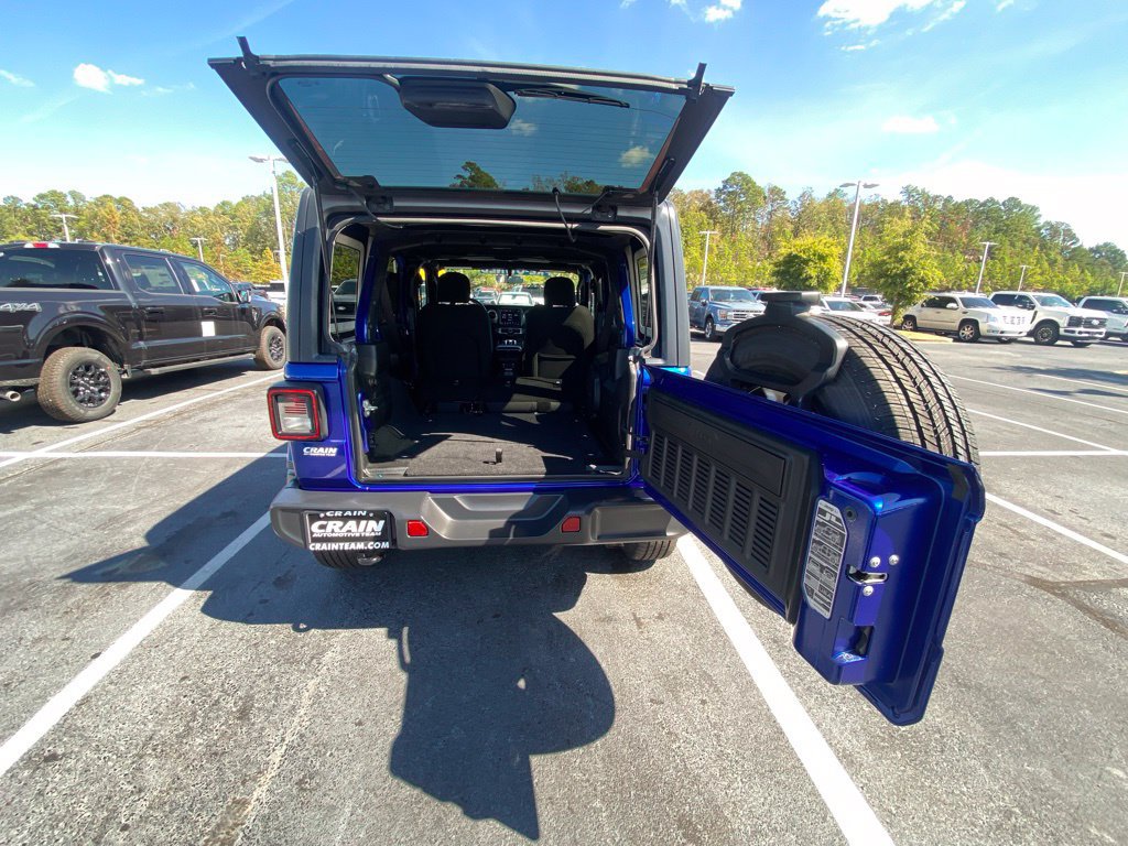 Used 2018 Jeep Wrangler Unlimited Sahara AWD/4WD image 26