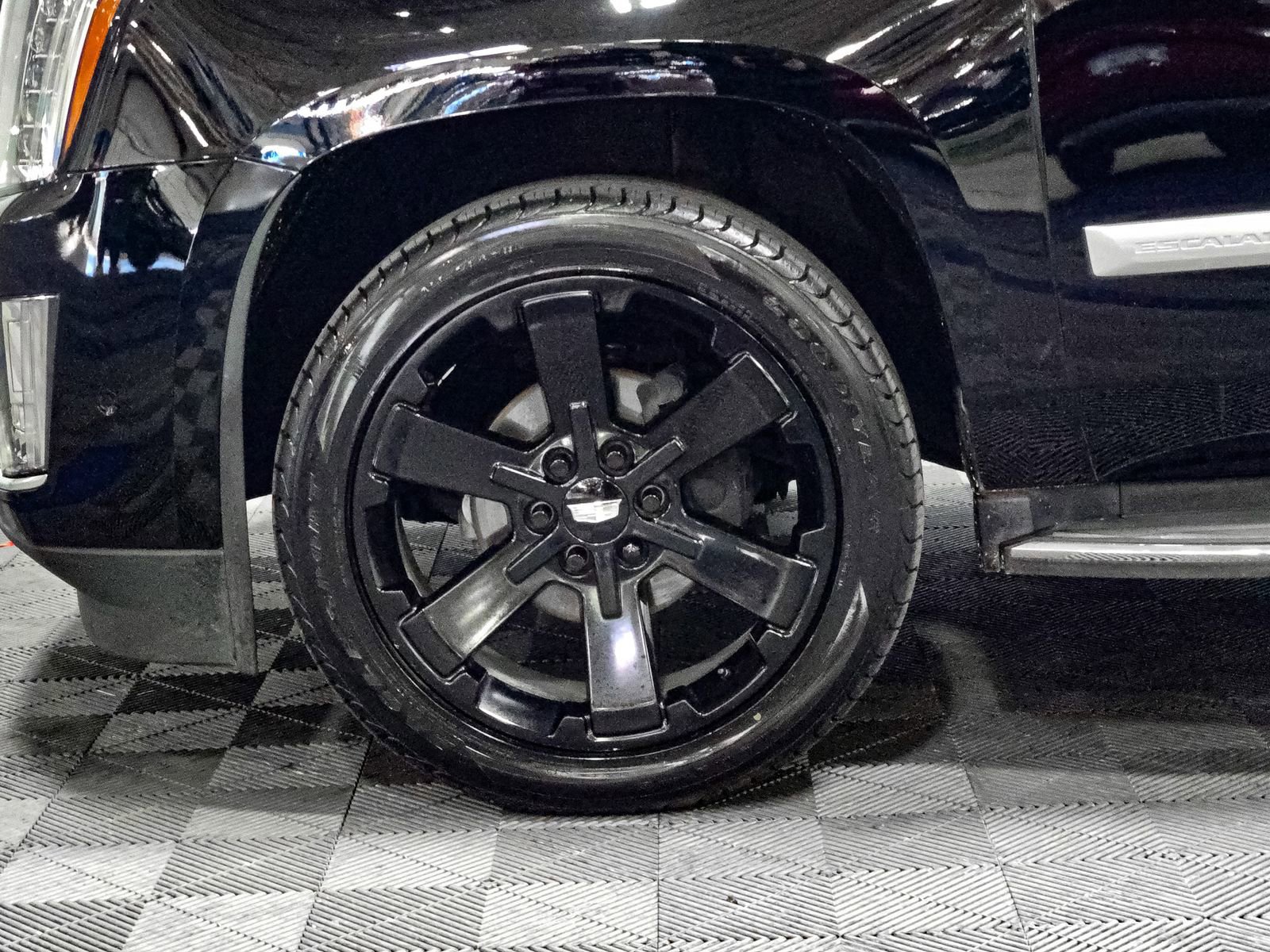 Used 2020 Cadillac Escalade 4WD image 16