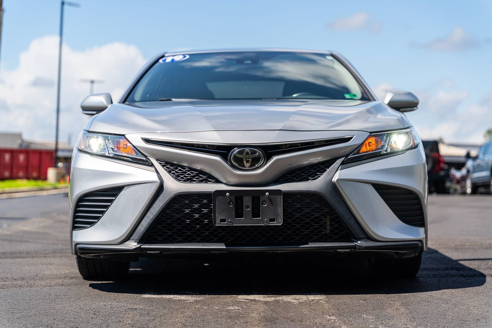 Used 2019 Toyota Camry SE w/ Convenience Package FWD image 2