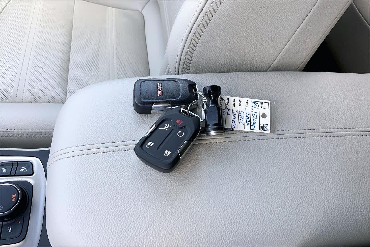 Used 2024 GMC Terrain Denali w/ Denali Premium Package AWD/4WD image 15