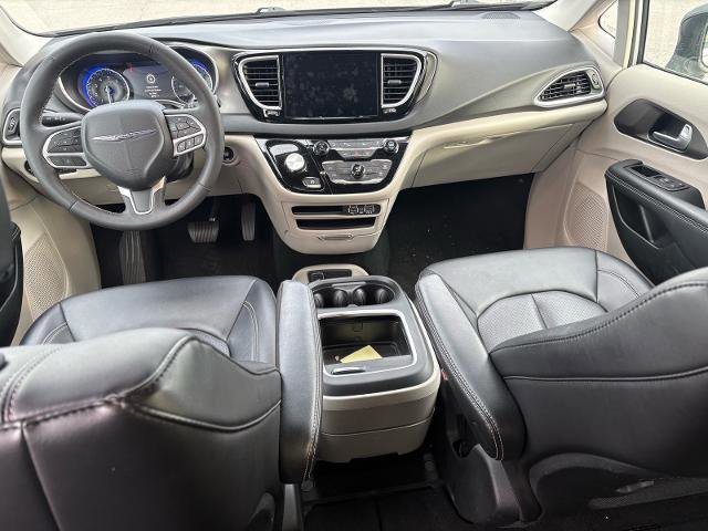Used 2024 Chrysler Pacifica Touring-L image 22