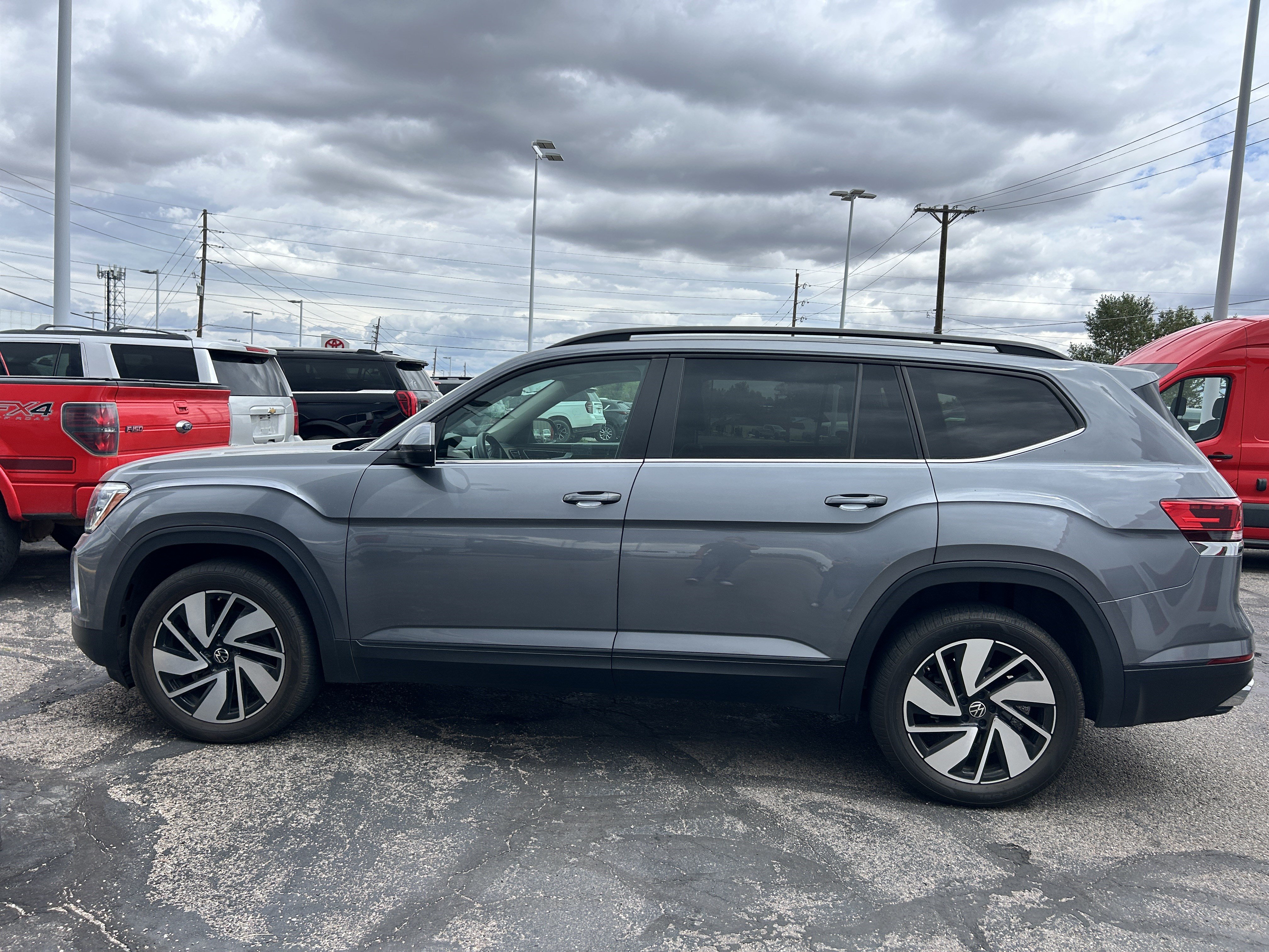 Used 2024 Volkswagen Atlas SE AWD/4WD image 2