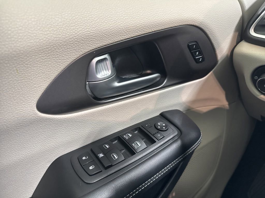 Used 2024 Chrysler Pacifica Touring-L image 19