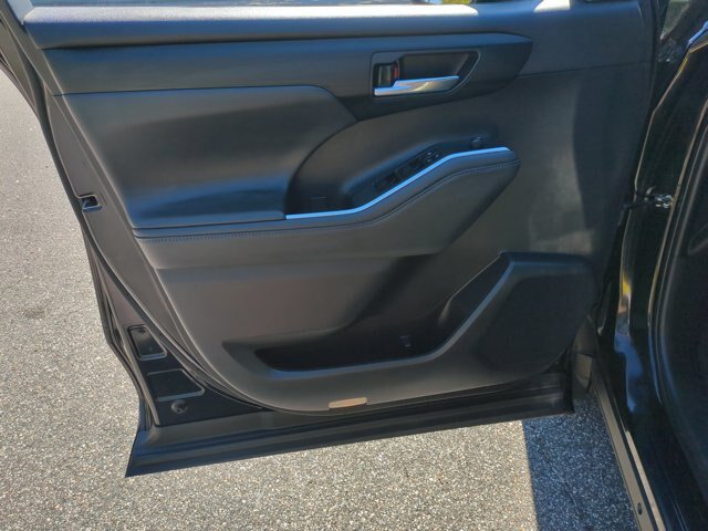 Used 2022 Toyota Highlander XLE FWD image 13