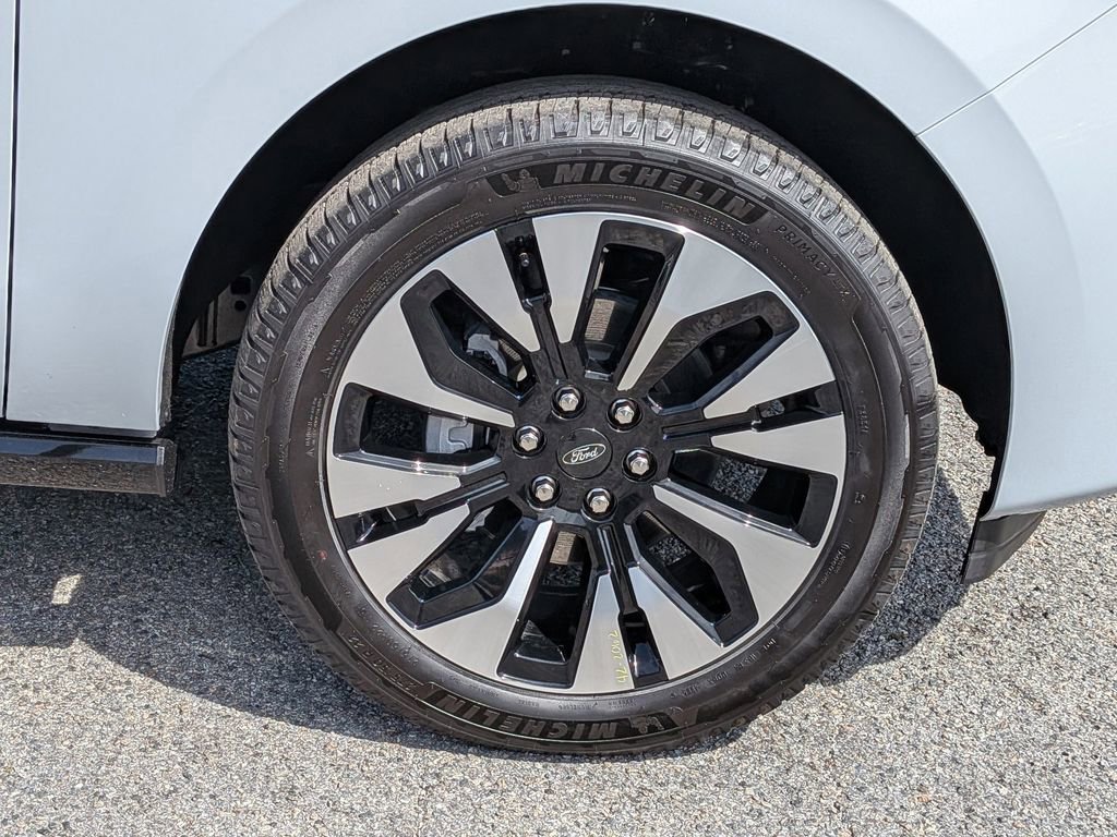Certified 2025 Ford Expedition Max Platinum w/ Driver's Package AWD/4WD image 11