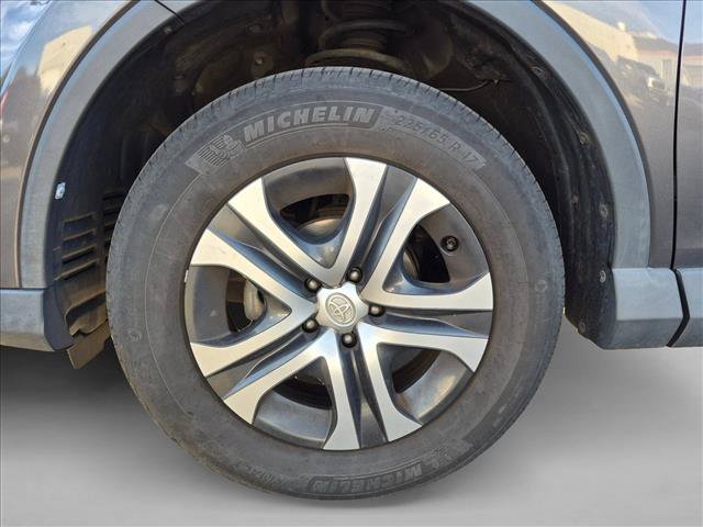 Used 2018 Toyota RAV4 LE FWD image 17